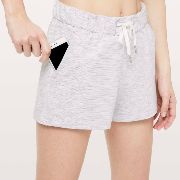 Lululemon On The Fly Short *2.5" Size 4 - Picture 1 of 7